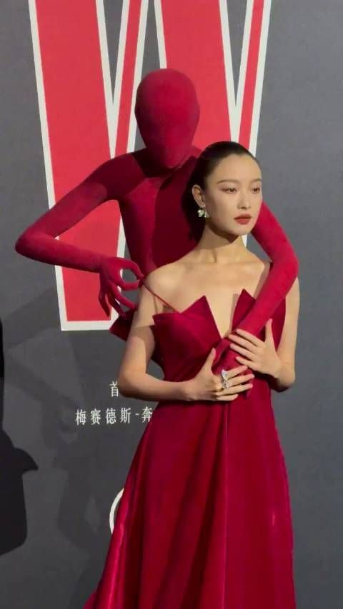 倪妮背了个人走红毯,那很有创意了