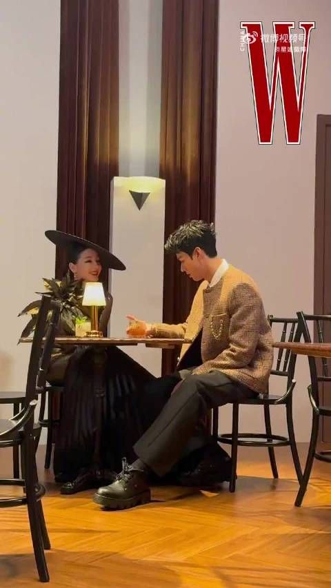 迪丽热巴龚俊坐一起聊天