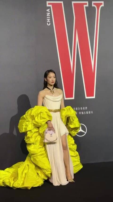 宋茜白裙造型惊艳亮相,夸张黄袖搭配视觉冲击力十足