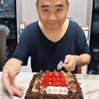 侯宝林长孙侯震的家庭照，上班当郭德纲打游戏，他身份能有多高？