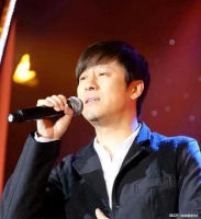 56岁解晓东近照曝光，走路晃肩戴墨镜很酷，本人状态像30岁