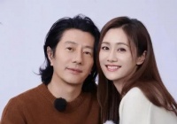 郑钧不是老实了，是他玩不动了，当年摇滚圈里，算是数得着的神颜