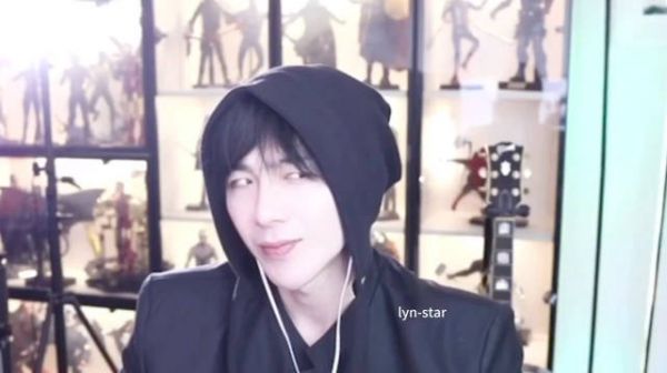 噗哈哈哈哈哈，眼睛滴溜溜一转…笑疯了！ @摩登兄弟刘宇宁 ，刘宇宁，lyn