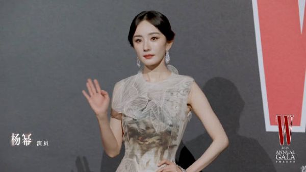 杨幂 W盛典红毯 直播cut 幂姐好有气场，回眸好美 W红毯 审美高级