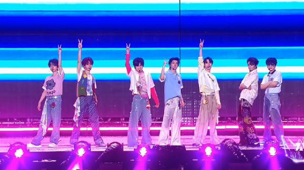时代少年团上海演唱会献唱《绝配》舞台