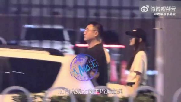 狗仔拍到童瑶在街边抽烟,你别说,这抽烟姿势还挺帅