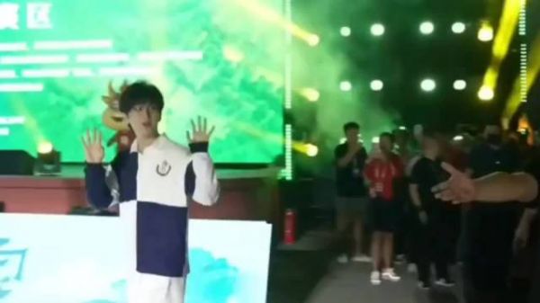 我跟爸说,成毅是辰溪孝坪的,爸说我们住在煤矿挺近的,老家出了个大明星呢