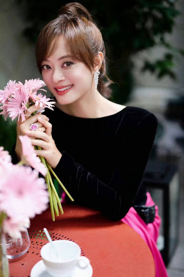 孙俪笑容明媚。