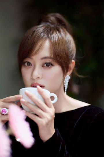 搜狐娱乐讯 8月20日，孙俪参加盛典一组美图释出，扎着单马尾的她高级感和元气感并存。