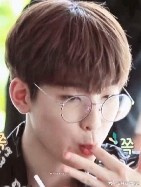 小咪儿乖巧舔手指吃饭获表扬