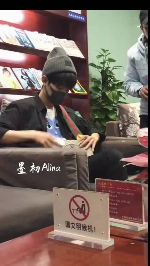 好乖呀,感觉一颗糖就能骗回家的那种~xz