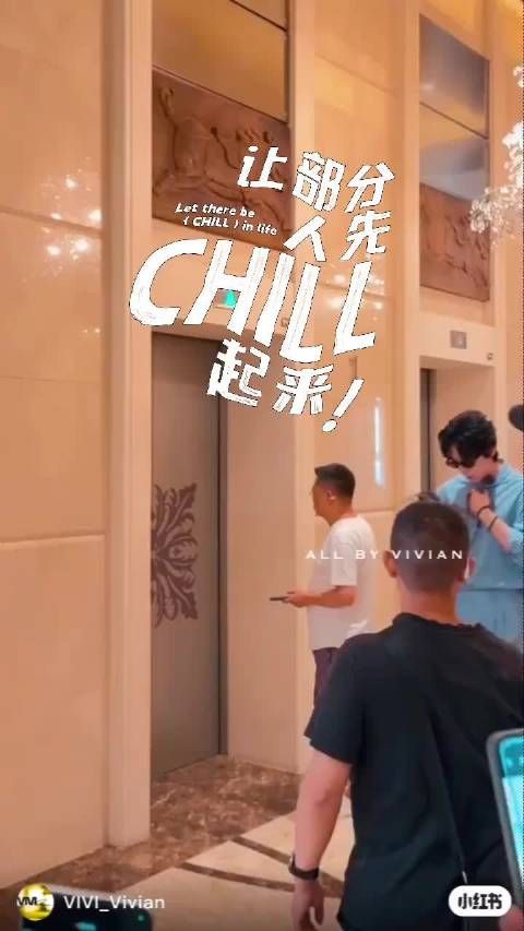 刘宇宁片场扫街生图曝光,眼神杀氛围感拉满