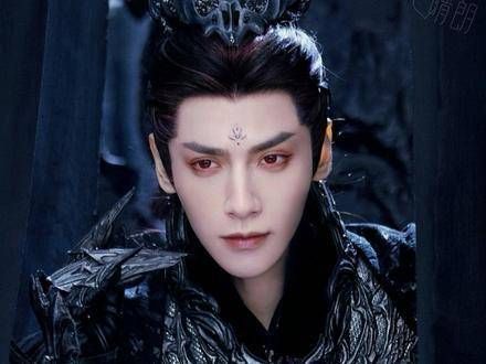 罗云熙黑色丝绒里衣花絮曝光,澹台烬魔神造型引关注