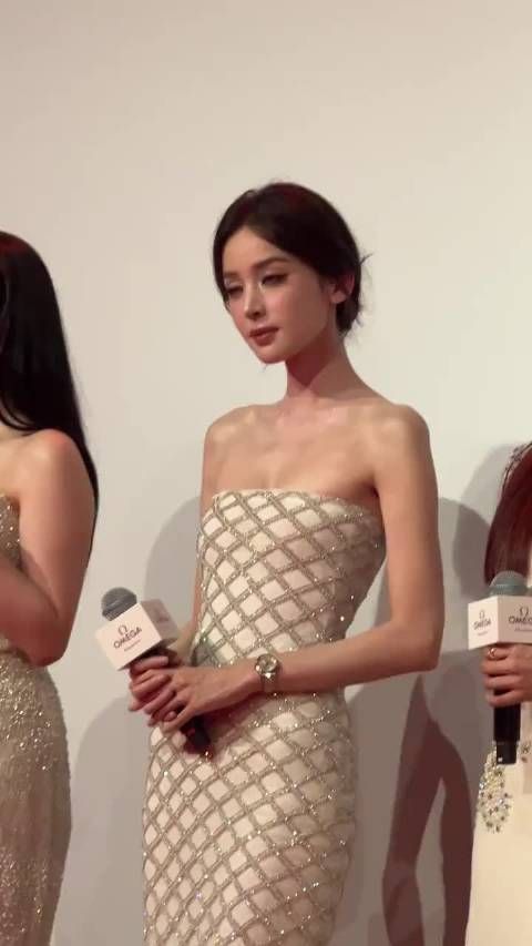 娜扎的侧脸可以说是非常的权威了,这个侧脸真的是太好看了