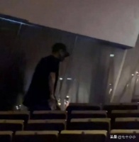 肖战看剧被偶遇，卸下明星光环，烟火气里勇敢做自己
