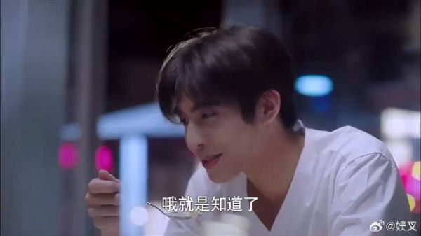 尖尖嘴里长泡，怪凌霄亲她，凌霄脸红：怪我怪我！