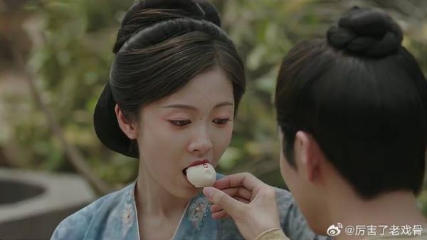 胜意回家被训斥 下秒弟弟喂她吃桂花糕，才让她笑起来