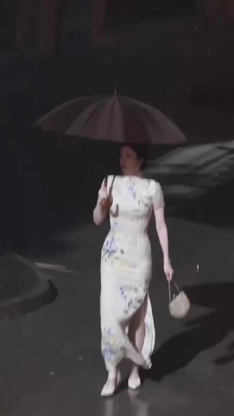王楚然片场反差萌,旗袍美人秒变俏皮开枪