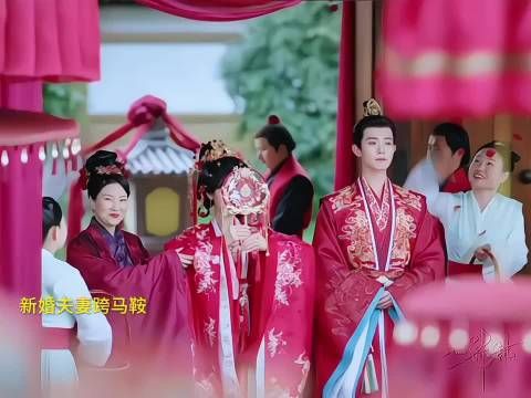 两对新人婚礼跨马鞍方式迥异,真马抛掷与马鞍跨越引对比