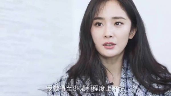 杨幂参加活动被男星当众搂腰，有谁注意她的反应？网友：刷新三观