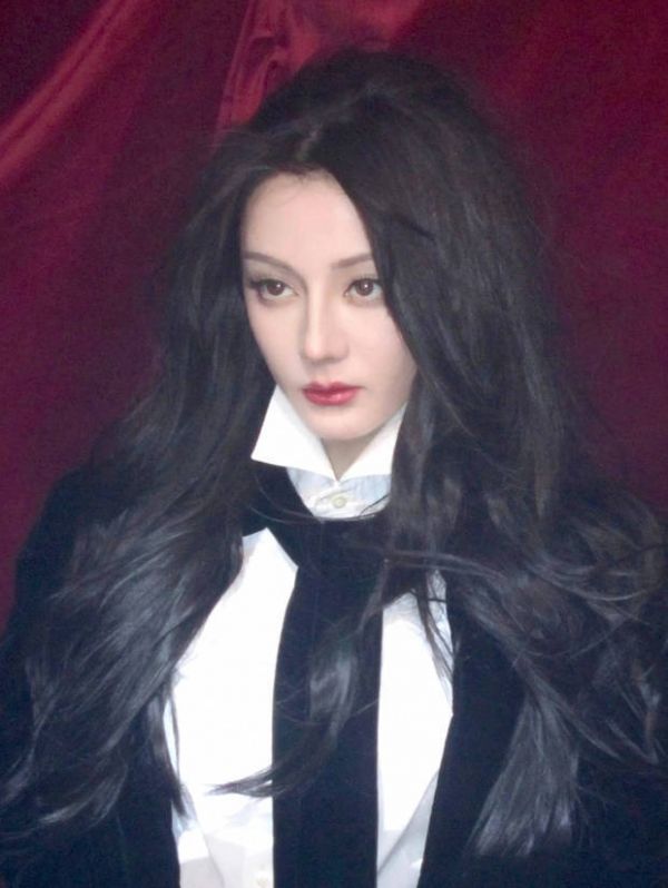 迪丽热巴眼神身穿西装，展示女王风范。