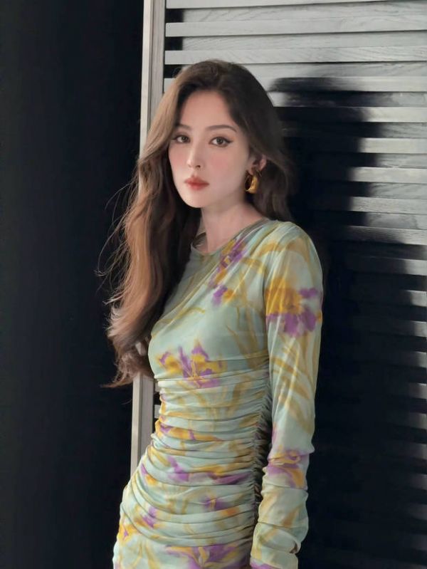 娜扎的五官精致，美貌养眼。