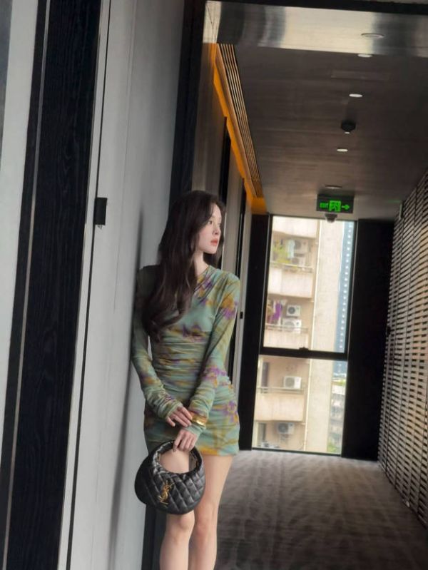 搜狐娱乐讯 21日，古力娜扎拍摄的工作花絮照曝光，她身穿印花连衣裙勾勒曼妙身姿，曲线迷人，修长美腿吸睛。