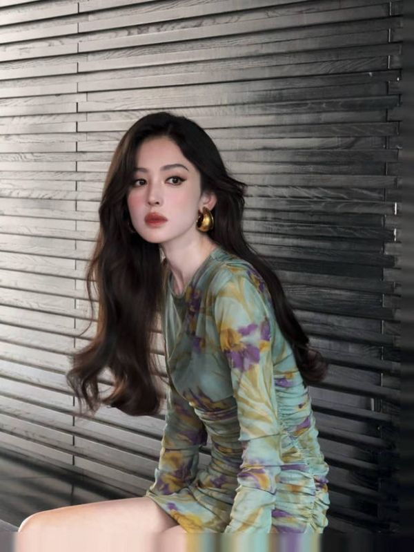 娜扎的白皙美腿超吸睛。
