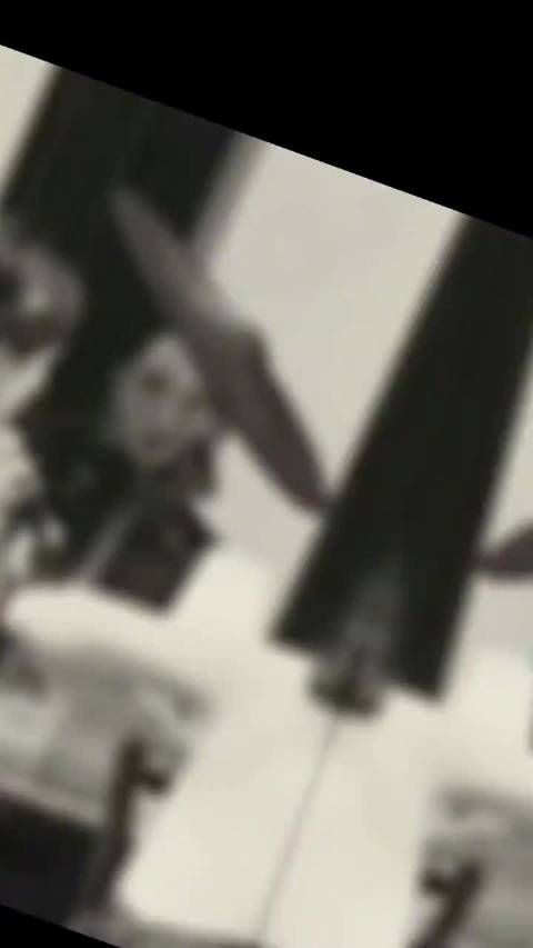 杨幂迪丽热巴W盛典同框，复古摩登造型尽显暗黑华丽