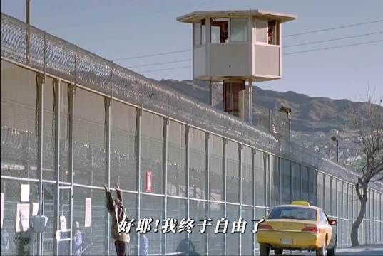 假扮警察想去警察局拿之前藏起来的,但被委以重任 笨贼妙探