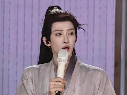 特别轻松的生日会现场,宛如相声表演般,每句话都能逗笑观众