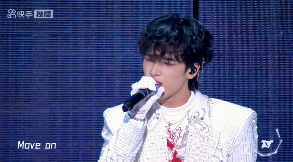 严浩翔《独白+尾号6208》SOLO舞台 白手套+白风衣造型,好长一条啊!