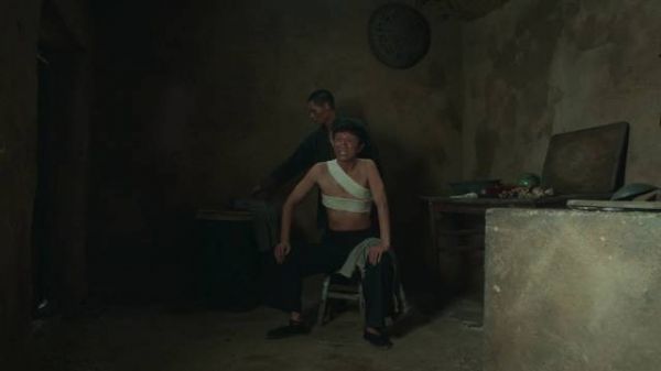 生万物白眼狼角色为报恩挡子弹,绣绣大脚以爱感化冷漠娃
