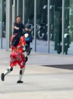 大叔对新宠不适应引网友共鸣