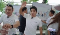 尼格买提持书等撒贝宁签名，两人互动逗趣十足