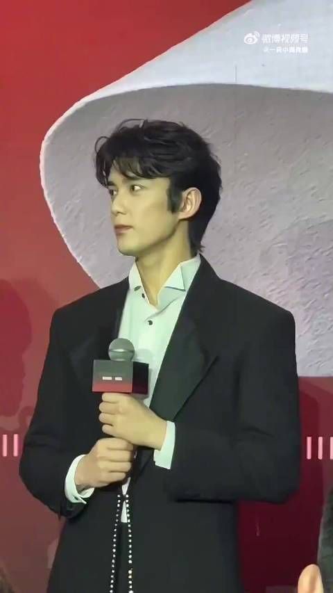 吴磊上海活动亮相,小麦肤色肌肉线条吸睛