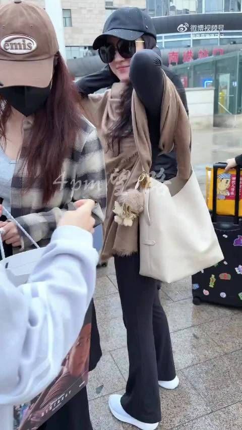 有网友在成都高铁站偶遇刘亦菲,原来她是乘坐高铁到成都滴