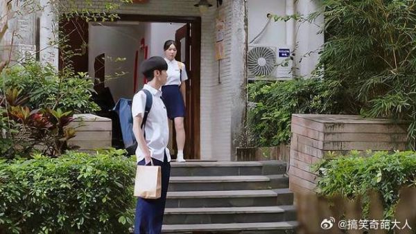 校草专门给女学霸带早餐,哪料她一转头就给了学渣!