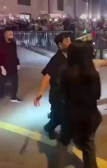 网友爆料:没门票的女粉丝强闯进去某某少年团演唱会