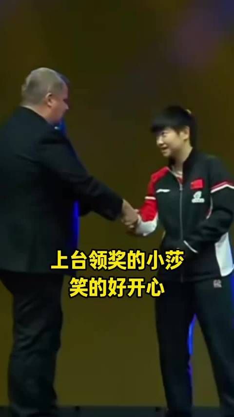 领奖台上莎莎笑的好开心,莎莎扛着奖杯拍照,最后又扛着奖杯离开,太可爱了