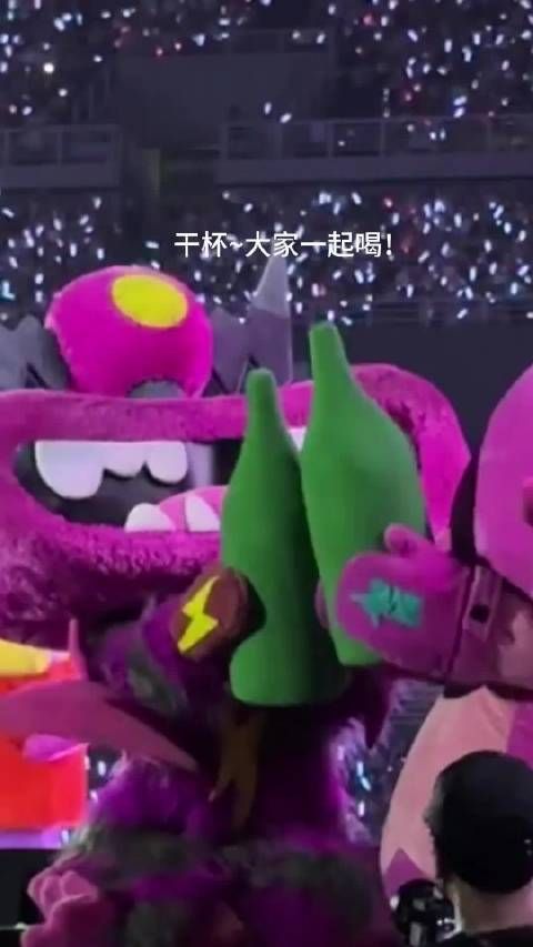 福塔和大呲花来到青岛也是“入乡随俗”了哈哈哈哈哈！