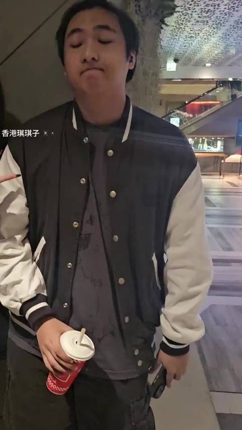 吴镇宇17岁儿子费曼香港买猪扒包,打扮成熟显老态