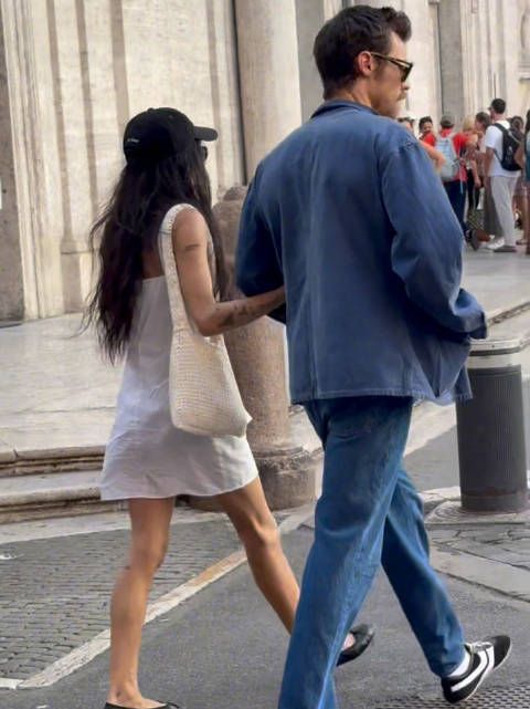 OMG!哈卷被拍到和猫女在罗马街头亲密逛街引发巨大热议!这是在一起了?!