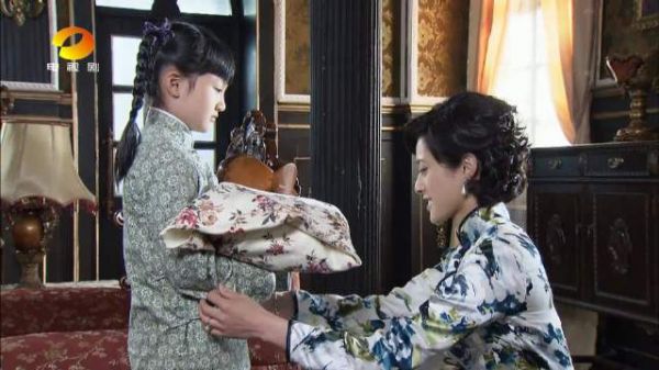 《天涯赤子心》热播,后妈嫁祸女孩偷窃赶出门