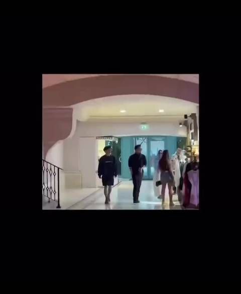 谢霆锋演唱会结束后带着儿子迪拜赛车