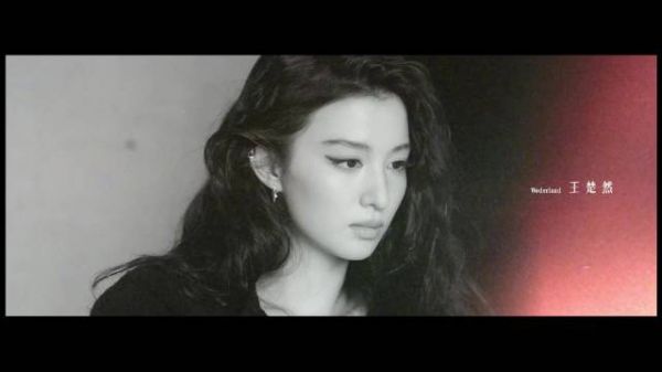 王楚然新刊封面展大花级表现力,眼神杀酷感美感兼具