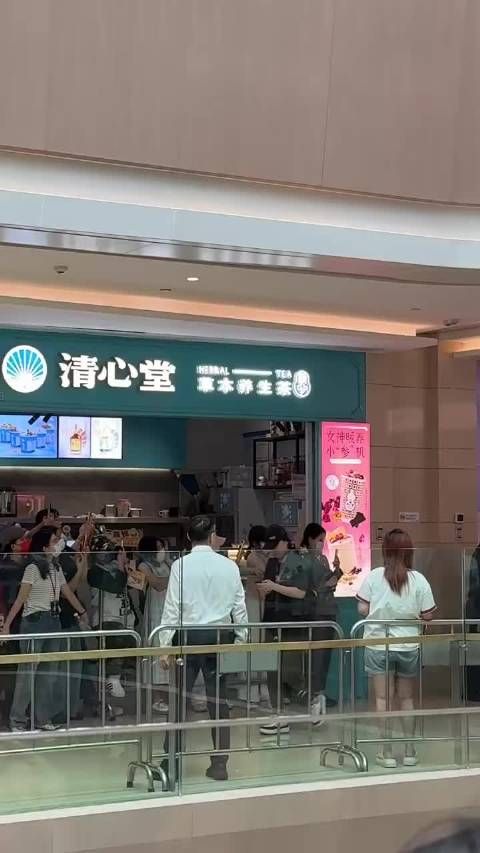 成龙现身番禺天河城,亲和力十足气场全开