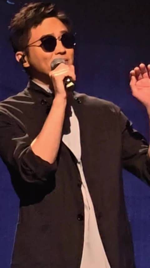 张智霖担任陈小春演唱会嘉宾唱《岁月如歌》,大仙终于知道自己是个歌手了!