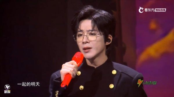 刘宇宁东方风云榜献唱想你了,双排扣西装眼镜造型亮相