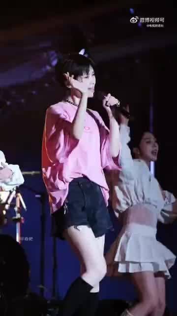 和之前马丽的那个头绳有异曲同工之妙,明天我就把门禁卡别腰上!